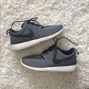 Nike Roshe Sneakers